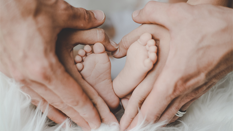 Mom, dad and baby display image to emphasize Ejm Art diy sweet dreams family bedding. Many thanks to the photographer Andreas Wohlfahrt, which amazing picture just fit perfectly with my concept. Find him at Pexels.